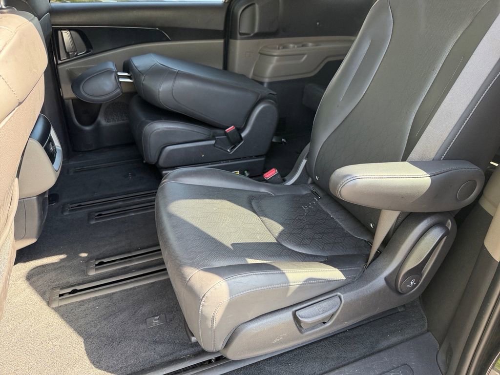 Used 2025 Kia Carnival FWD image 12
