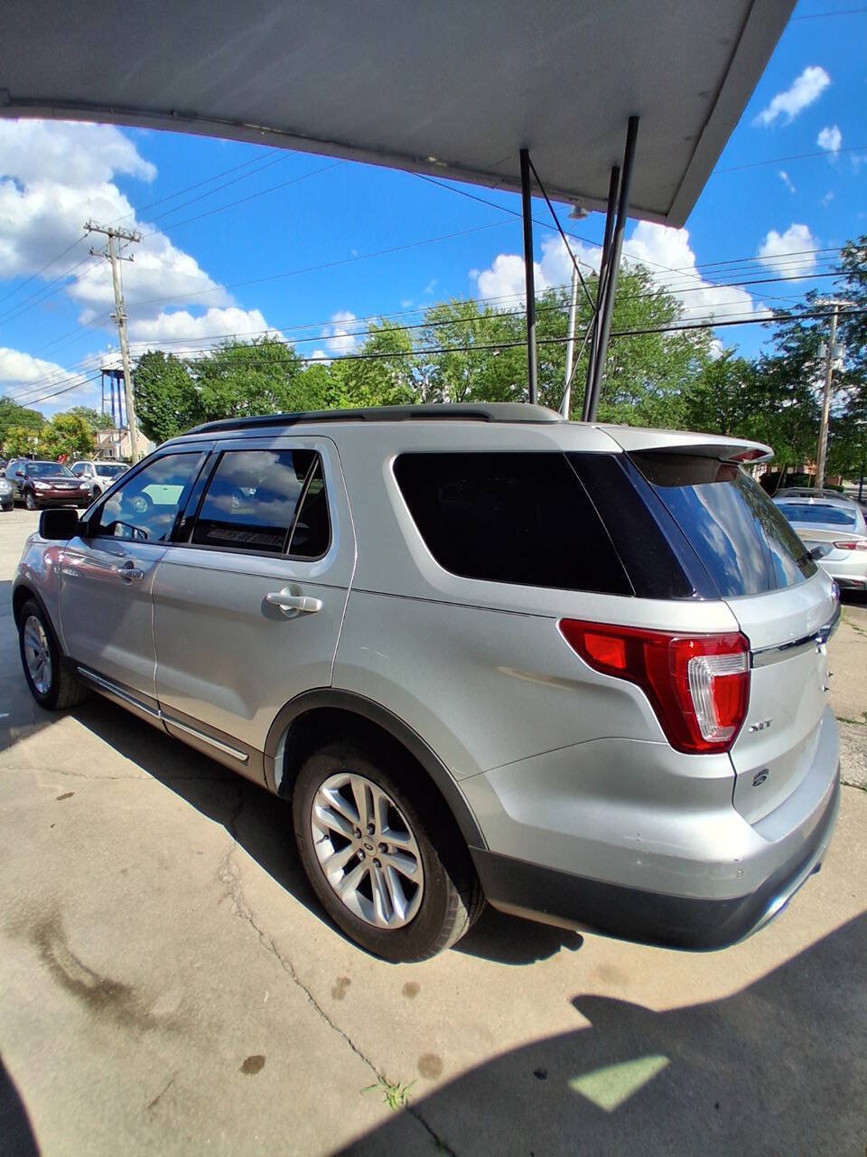 Used 2017 Ford Explorer XLT w/ Equipment Group 202A FWD image 4