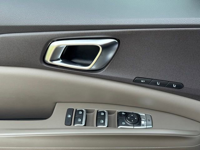Used 2025 Kia Carnival EX FWD image 15