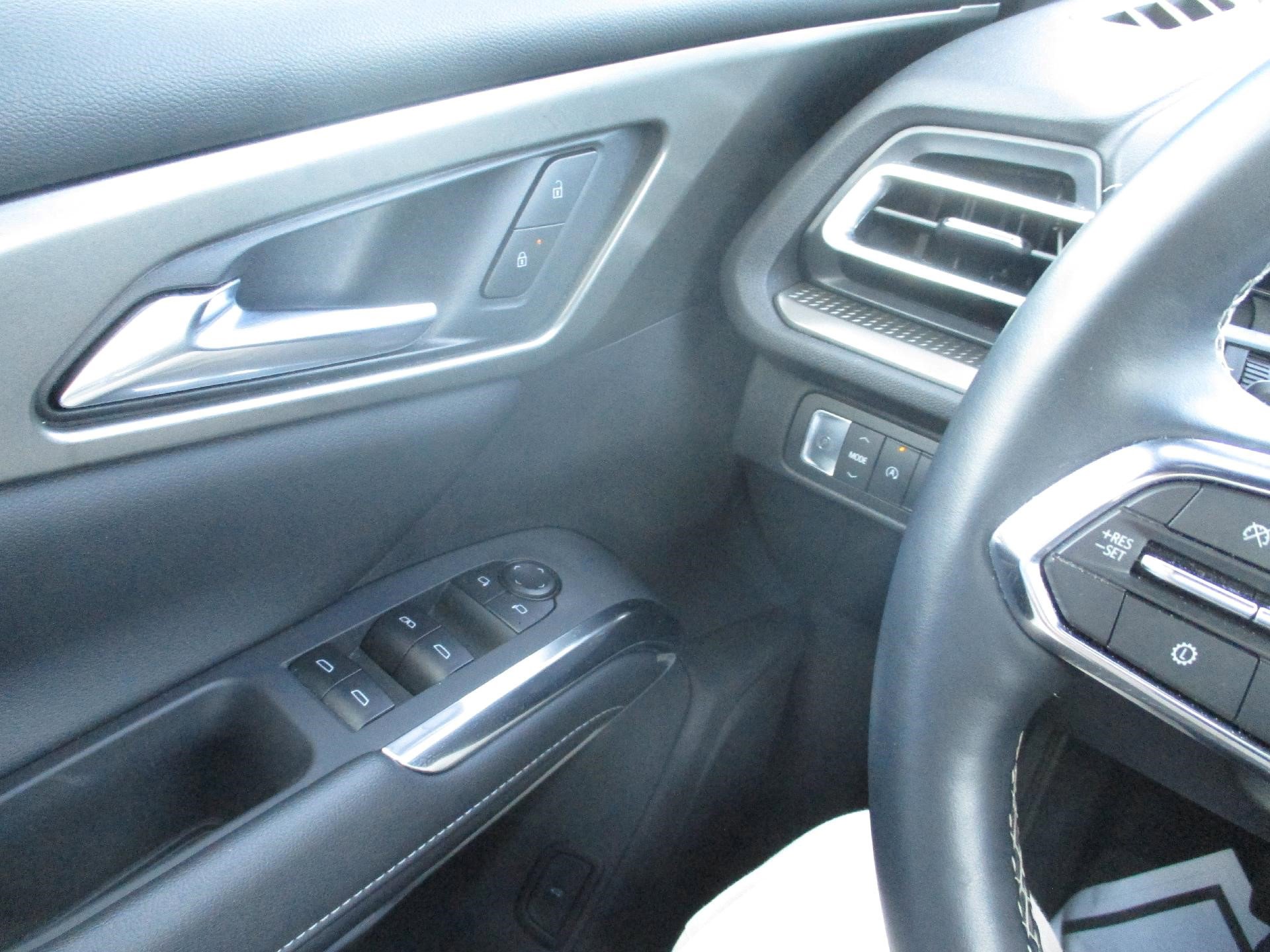 Used 2025 Chevrolet Traverse LT image 19