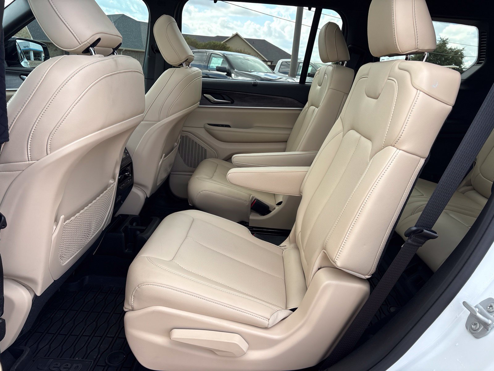 Used 2025 Jeep Grand Cherokee L Limited w/ Luxury Tech Group II AWD/4WD image 16
