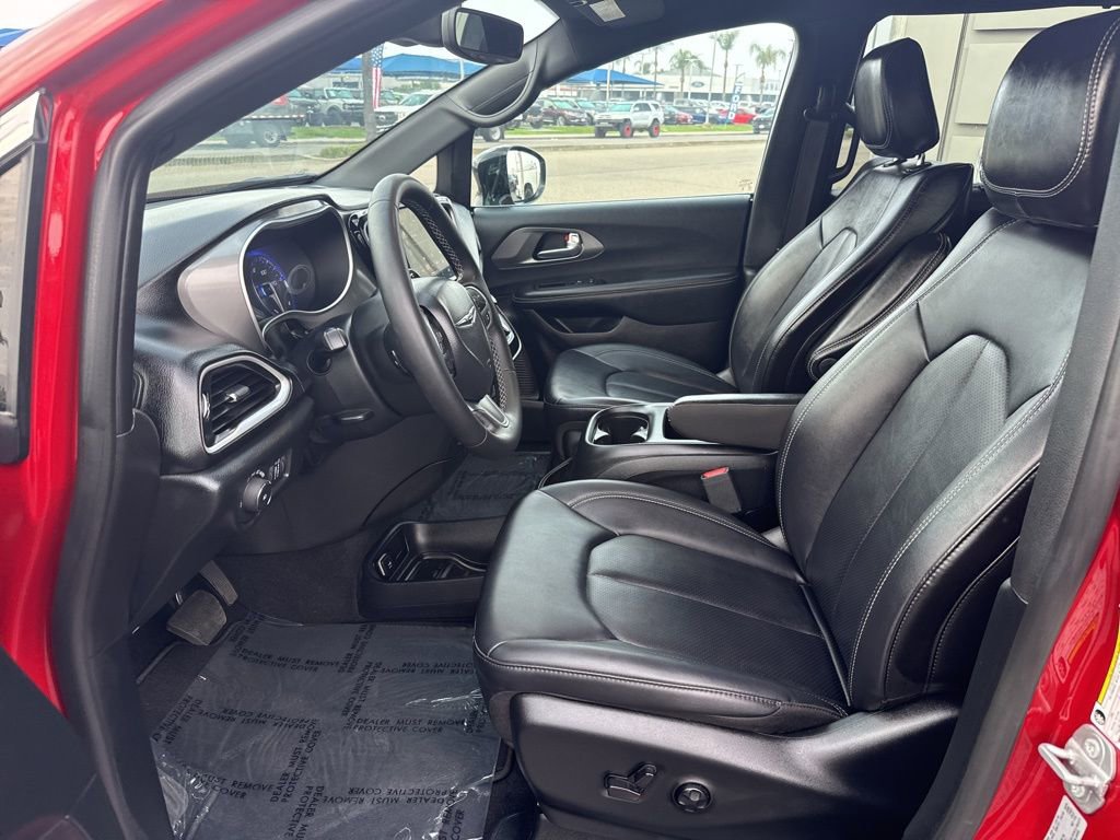 Used 2025 Chrysler Pacifica Select image 20