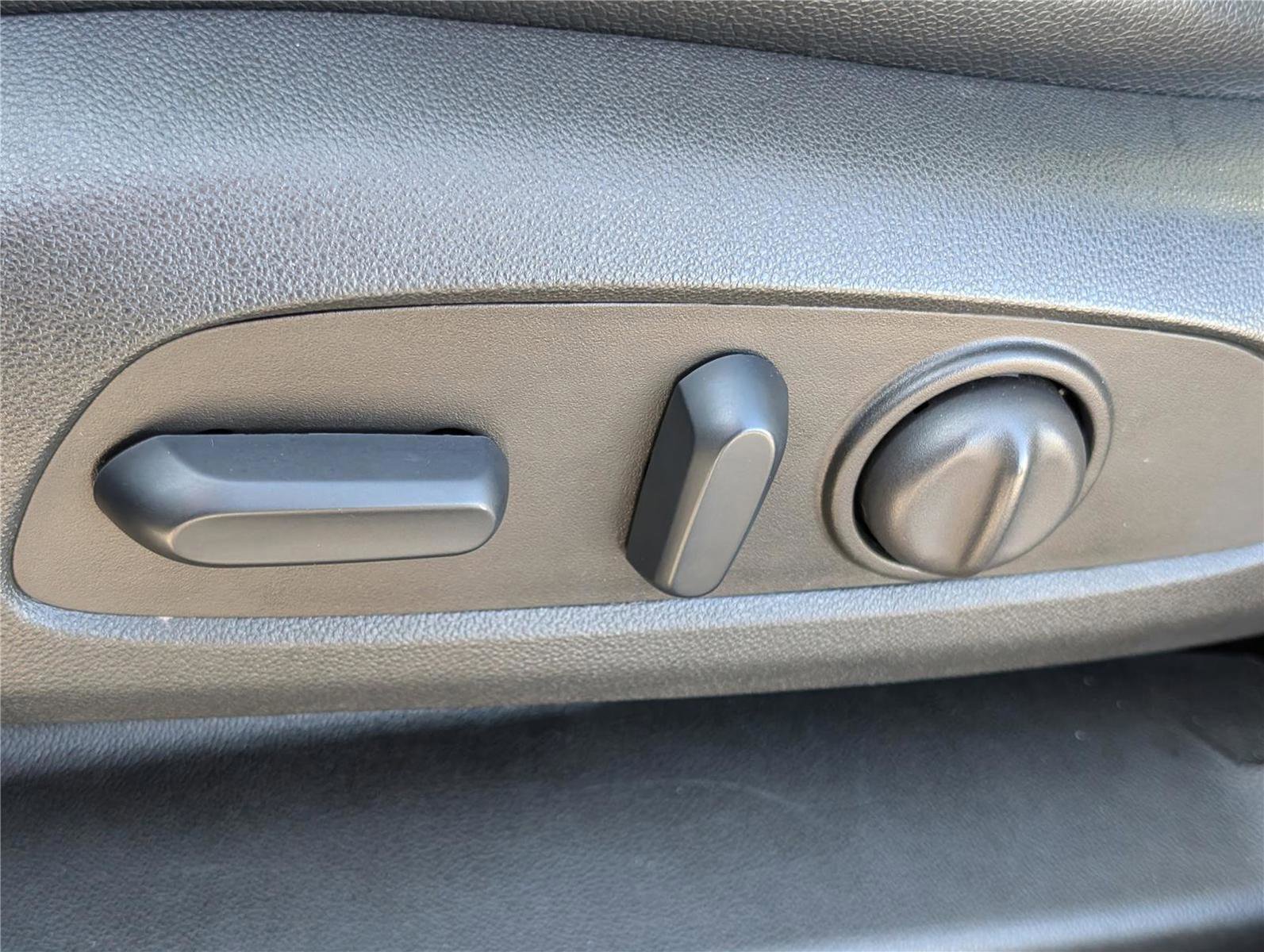 Used 2023 GMC Terrain SLT image 21