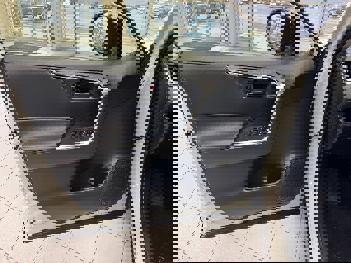 Used 2019 Toyota RAV4 LE w/ All Weather Liner Package AWD/4WD image 9