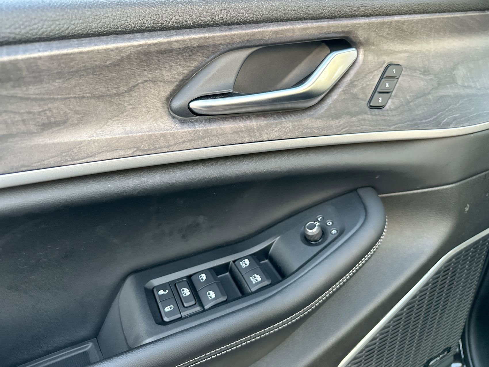New 2023 Jeep Grand Cherokee 4WD 4xe w/ Luxury Tech Group II image 13