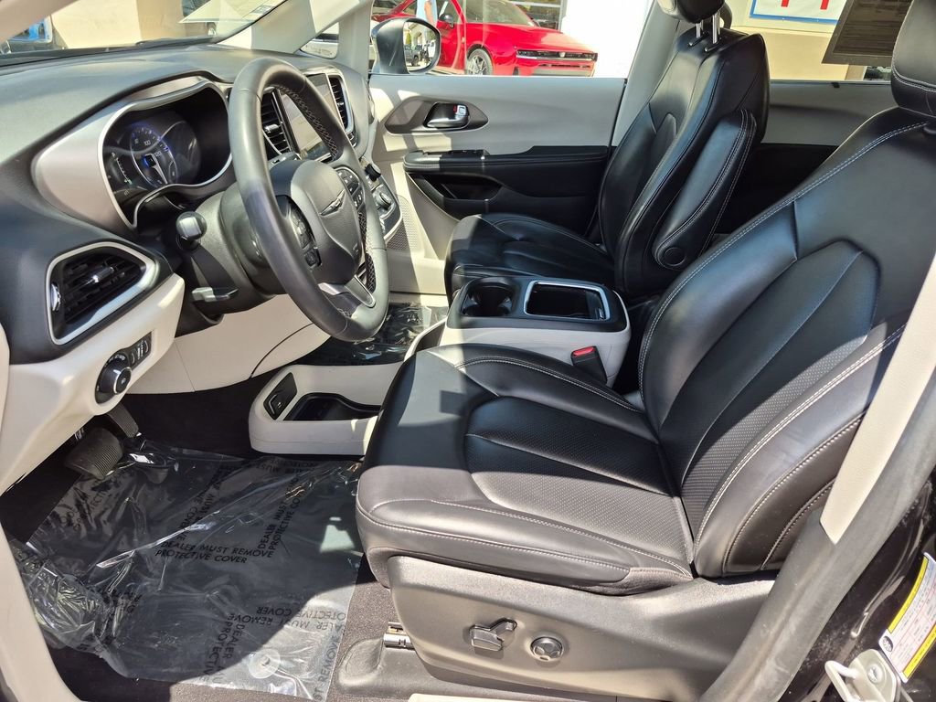 Certified 2023 Chrysler Pacifica Touring-L FWD image 11