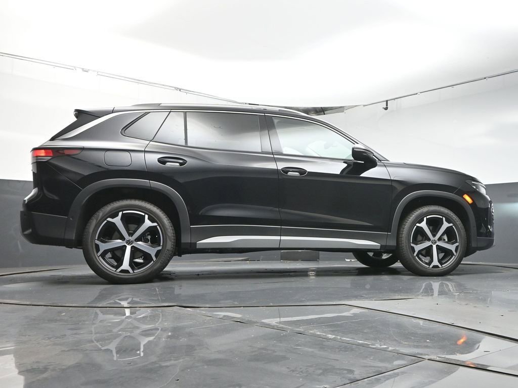 Used 2025 Volkswagen Tiguan SE FWD image 40