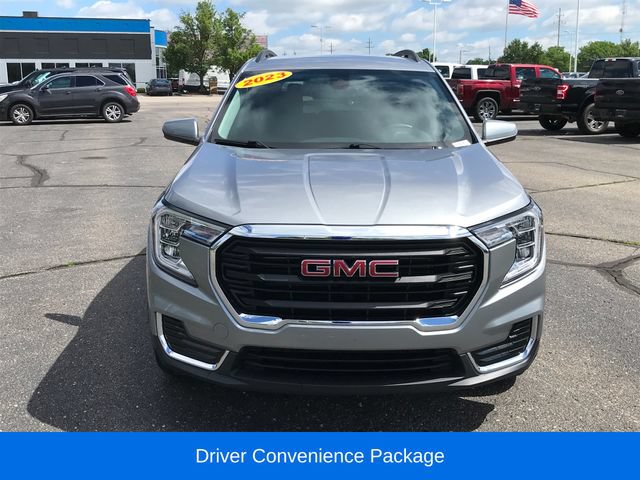 Used 2023 GMC Terrain SLE w/ Driver Convenience Package FWD image 2