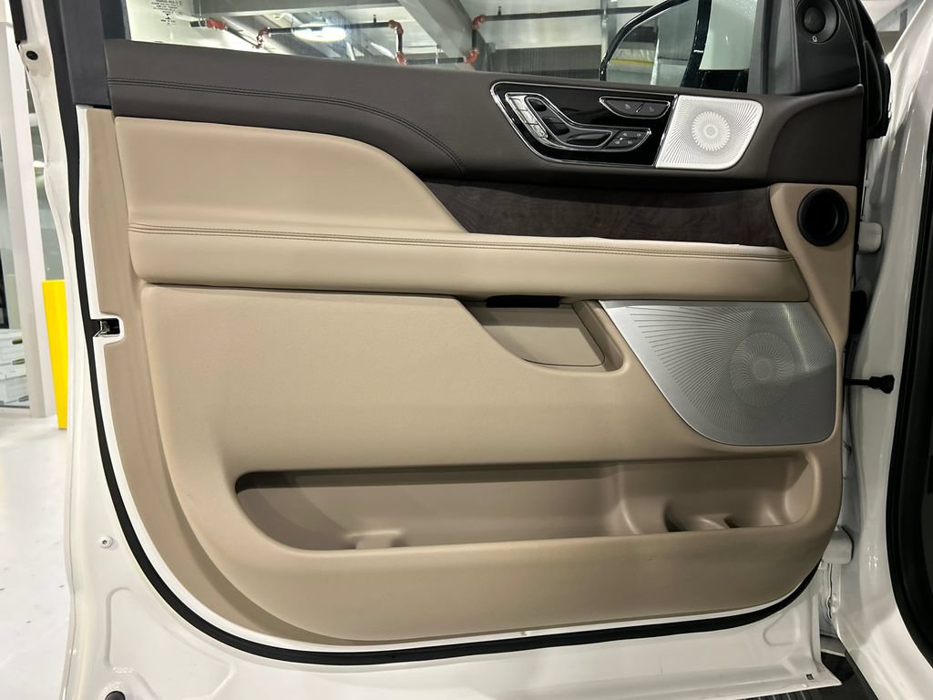 Certified 2022 Lincoln Navigator L Reserve AWD/4WD image 9