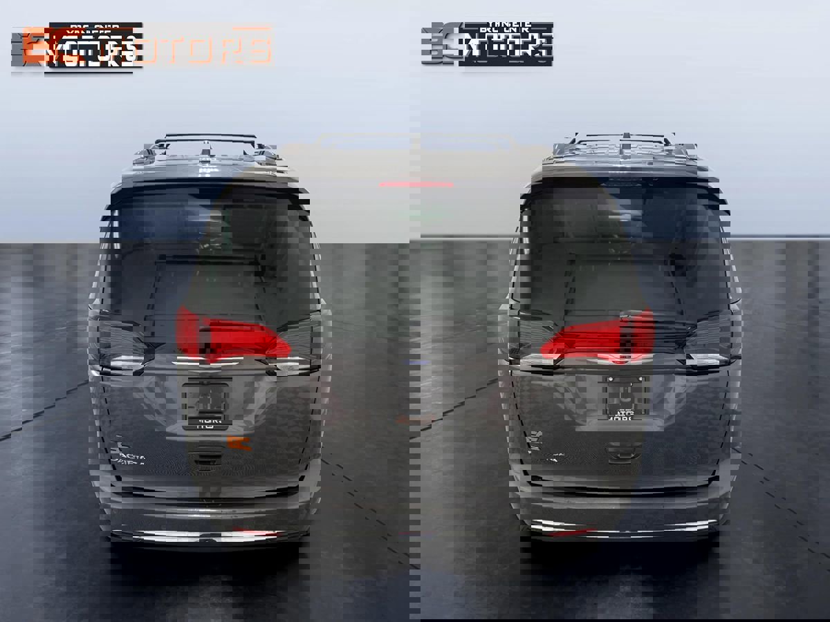 Used 2018 Chrysler Pacifica Touring-L image 5