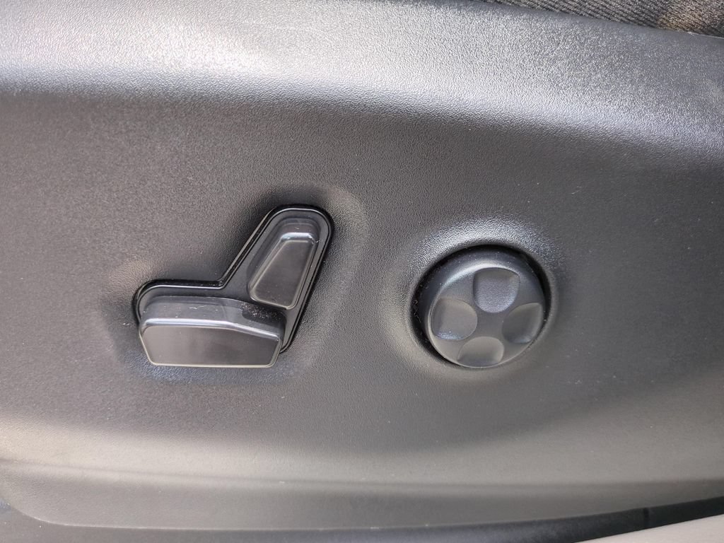 Used 2023 Chrysler Pacifica Touring-L FWD image 16