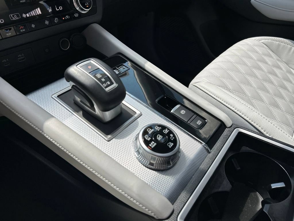 Used 2025 Mitsubishi Outlander 4WD Plug-In Hybrid image 32