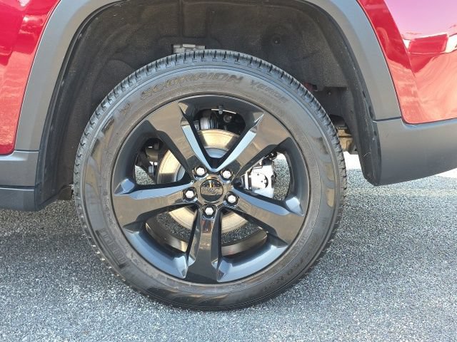 Used 2023 Jeep Grand Cherokee Limited w/ Black Appearance Package AWD/4WD image 4