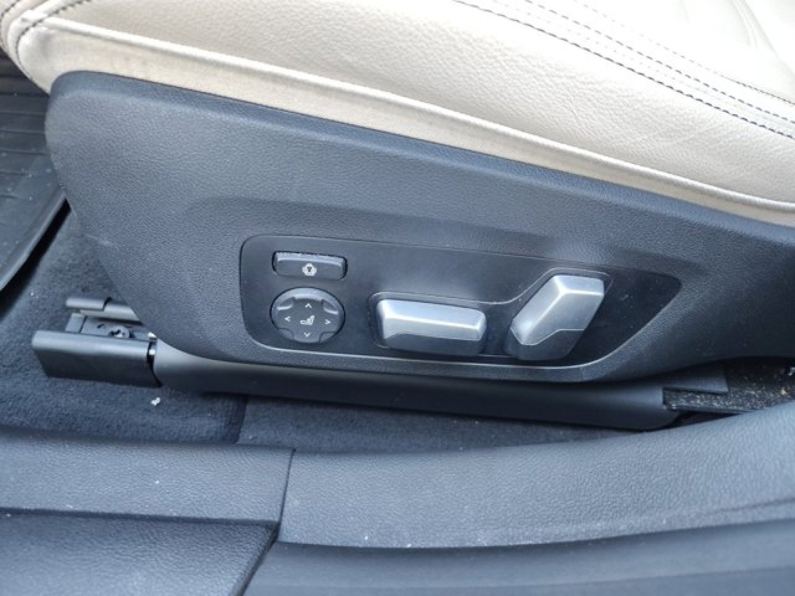 Used 2023 BMW i4 eDrive35 image 11