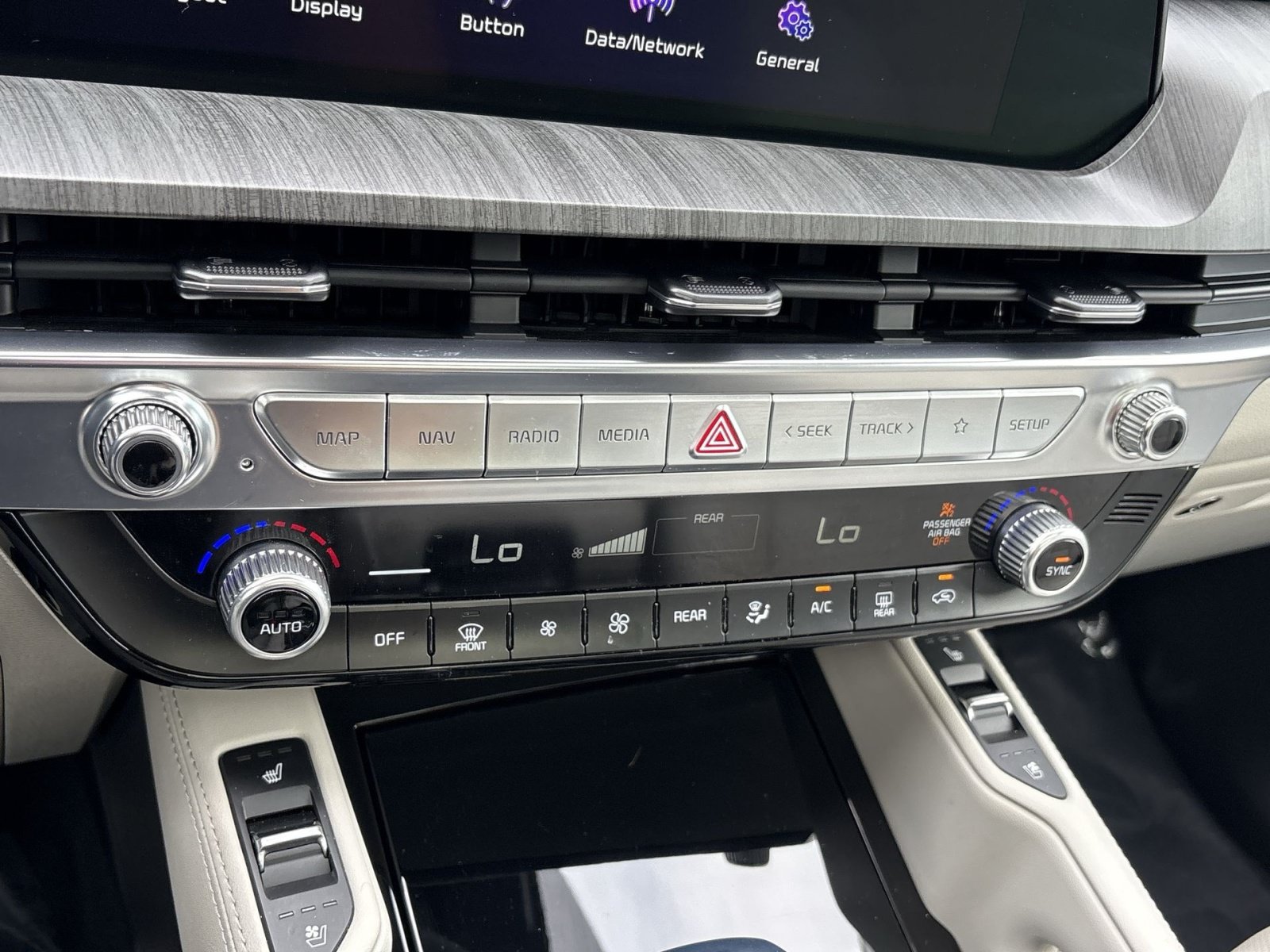 Used 2024 Kia Telluride SX w/ Towing Package FWD image 31