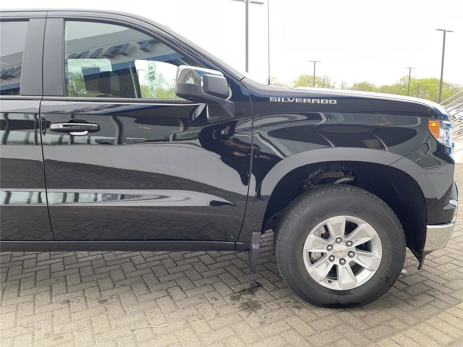 Used 2025 Chevrolet Silverado 1500 LT AWD/4WD image 12
