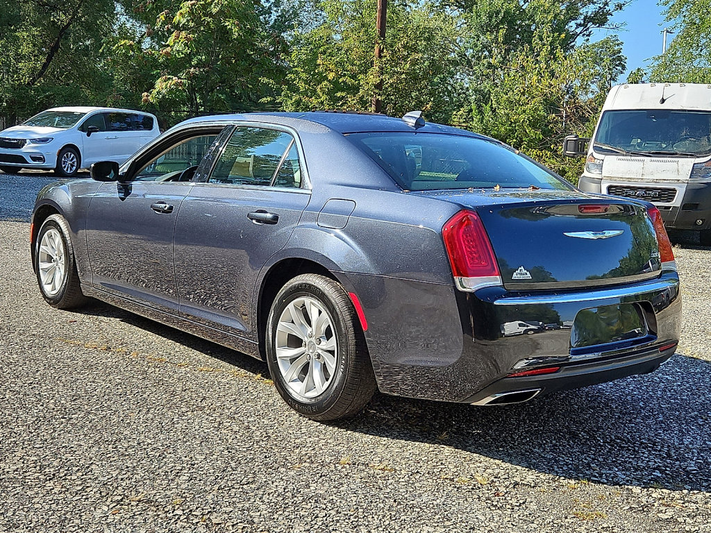 Used 2018 Chrysler 300 Touring image 3