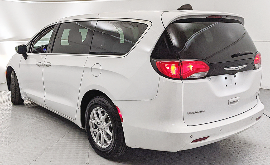 Used 2024 Chrysler Voyager LX FWD image 4