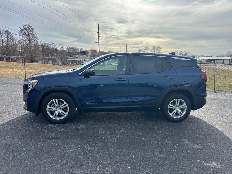 Used 2023 GMC Terrain SLE image 2