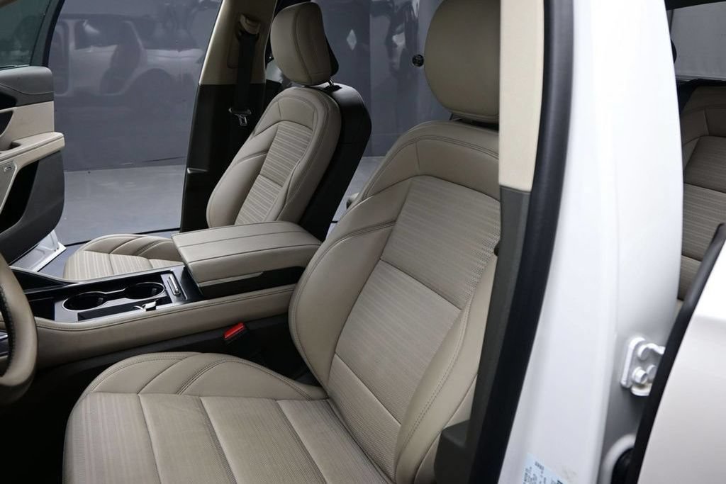 Used 2025 Lincoln Nautilus Reserve w/ Jet Appearance Package AWD/4WD image 9