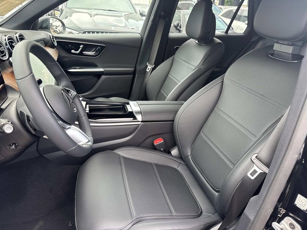 Used 2025 Mercedes-Benz GLC 300 4MATIC image 7
