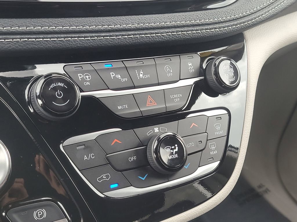 Used 2024 Chrysler Pacifica Touring-L image 23