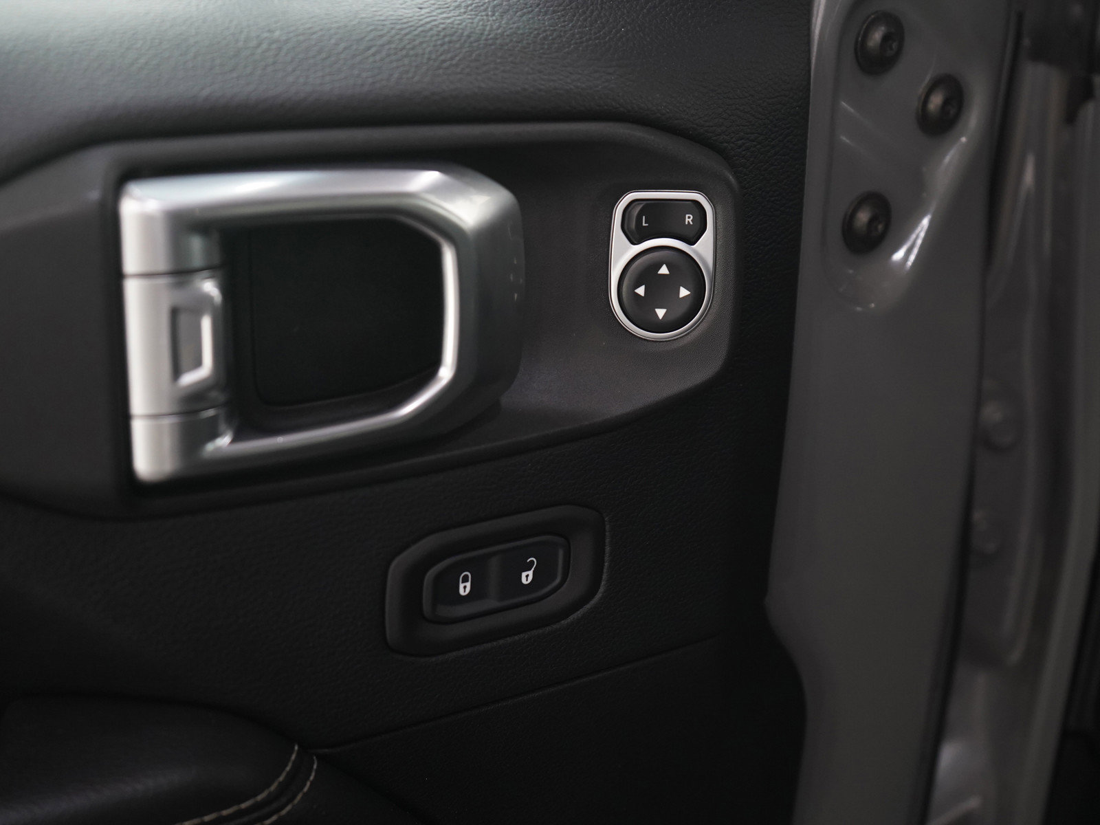 Used 2018 Jeep Wrangler Unlimited Sahara w/ Cold Weather Group image 18