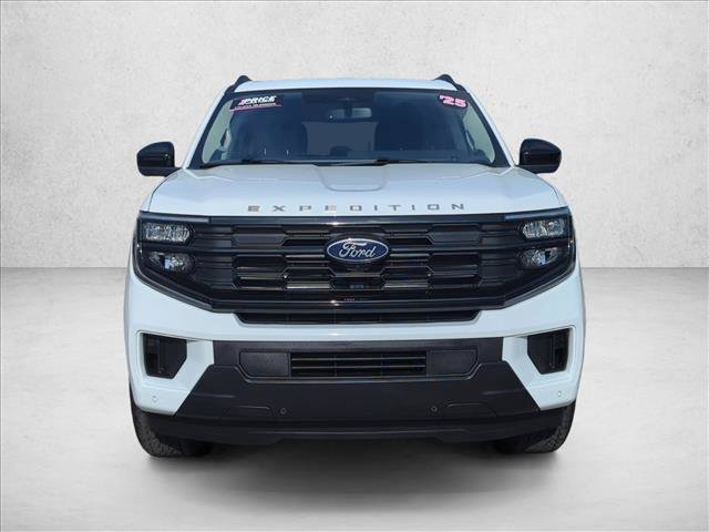 Used 2025 Ford Expedition Active RWD image 2
