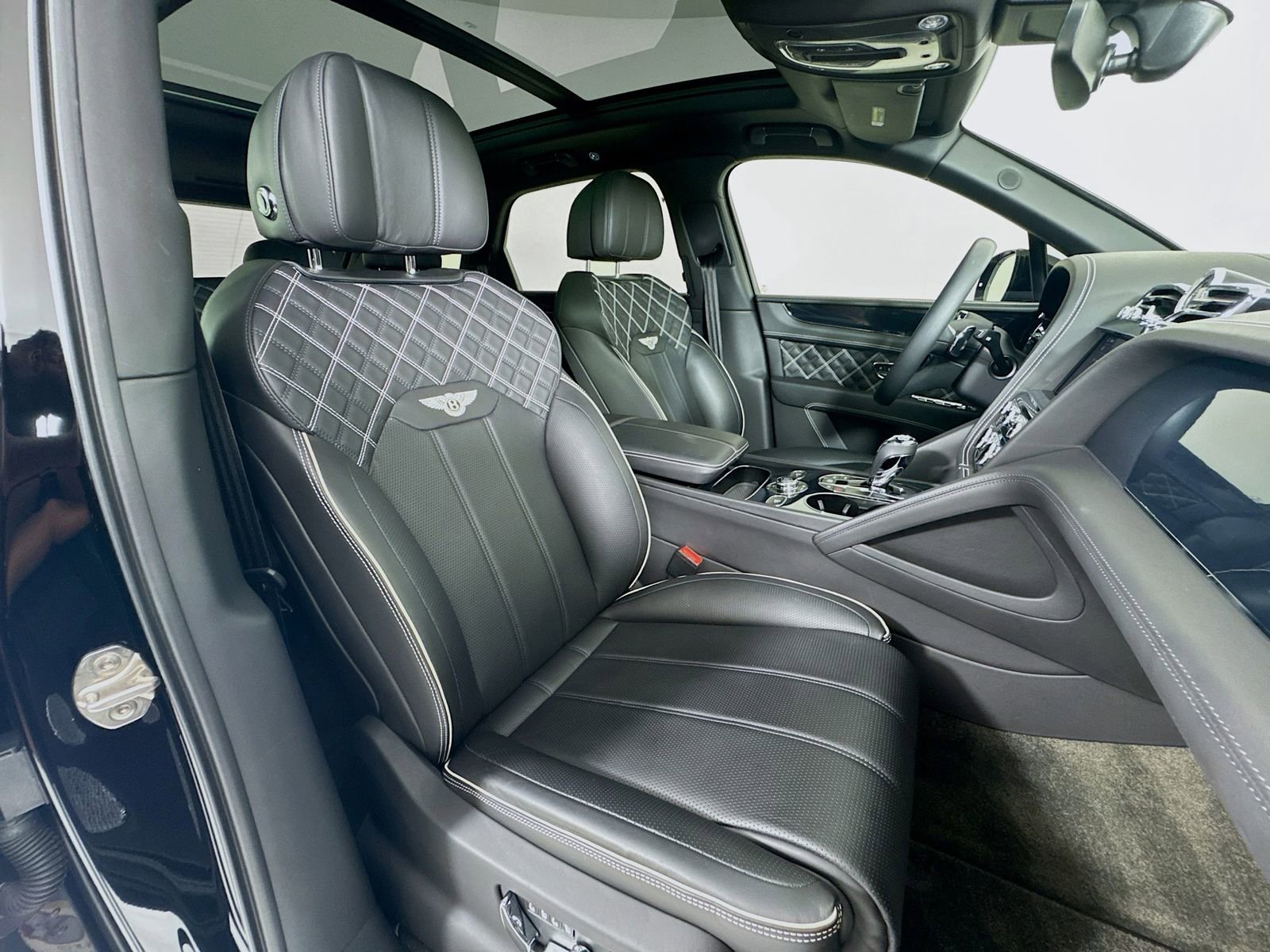 Used 2021 Bentley Bentayga AWD/4WD image 28