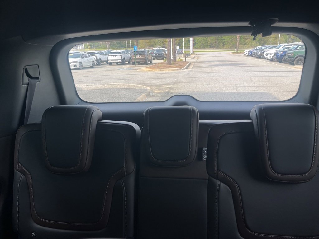 Used 2025 Nissan Armada SL image 33