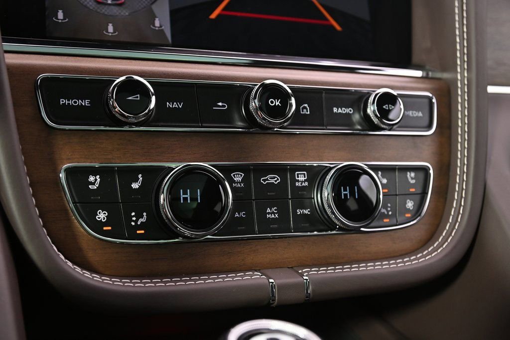 Used 2024 Bentley Bentayga Extended Wheelbase AWD/4WD image 31