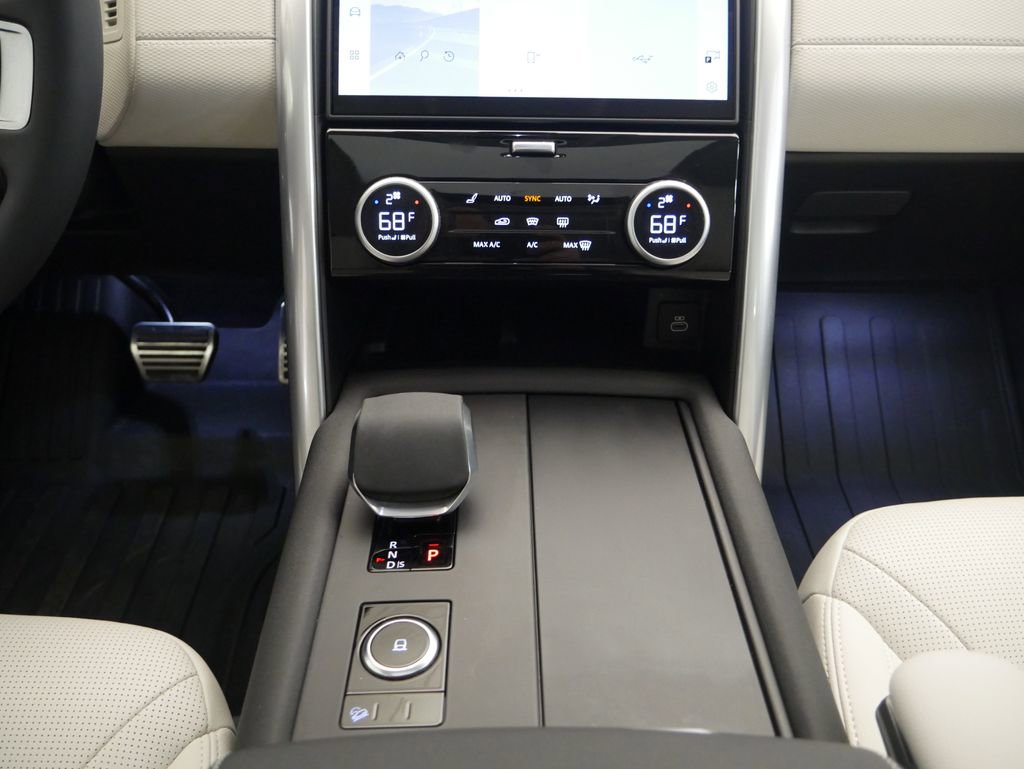 Used 2025 Land Rover Discovery Dynamic SE image 39