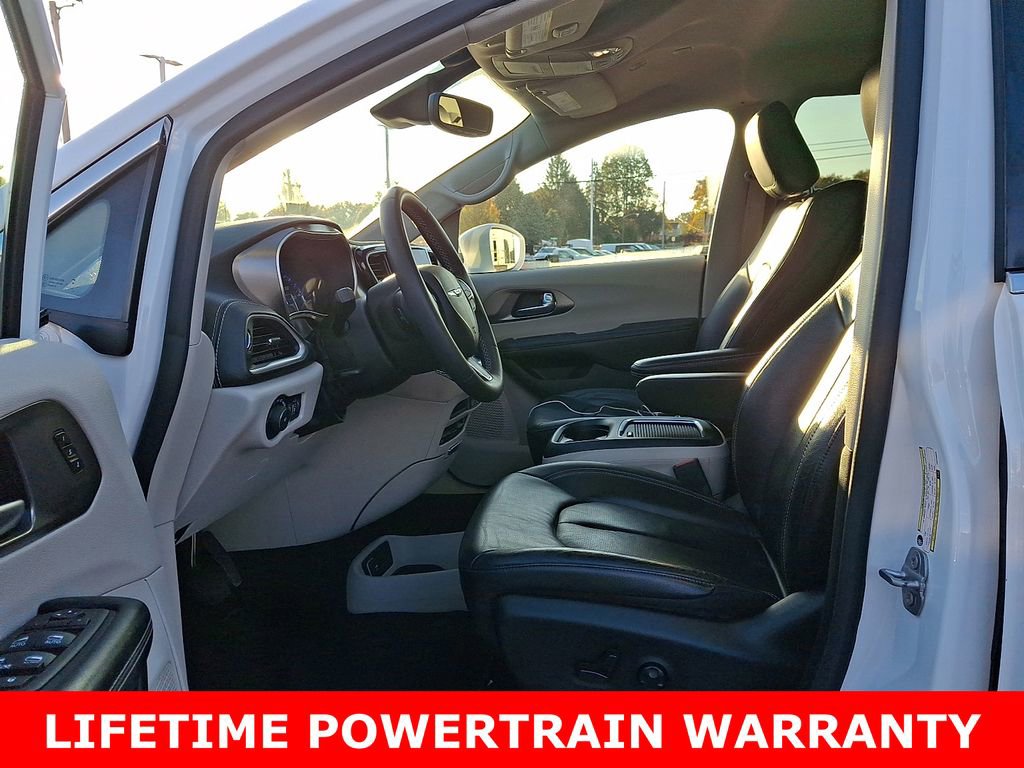 Used 2022 Chrysler Pacifica Touring-L w/ Uconnect Theater Family Group image 14