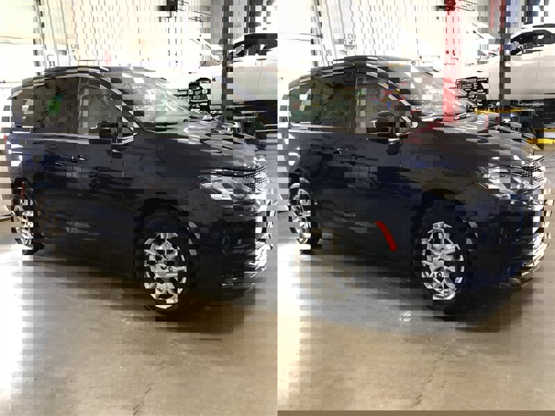 Used 2020 Chrysler Voyager LX image 5