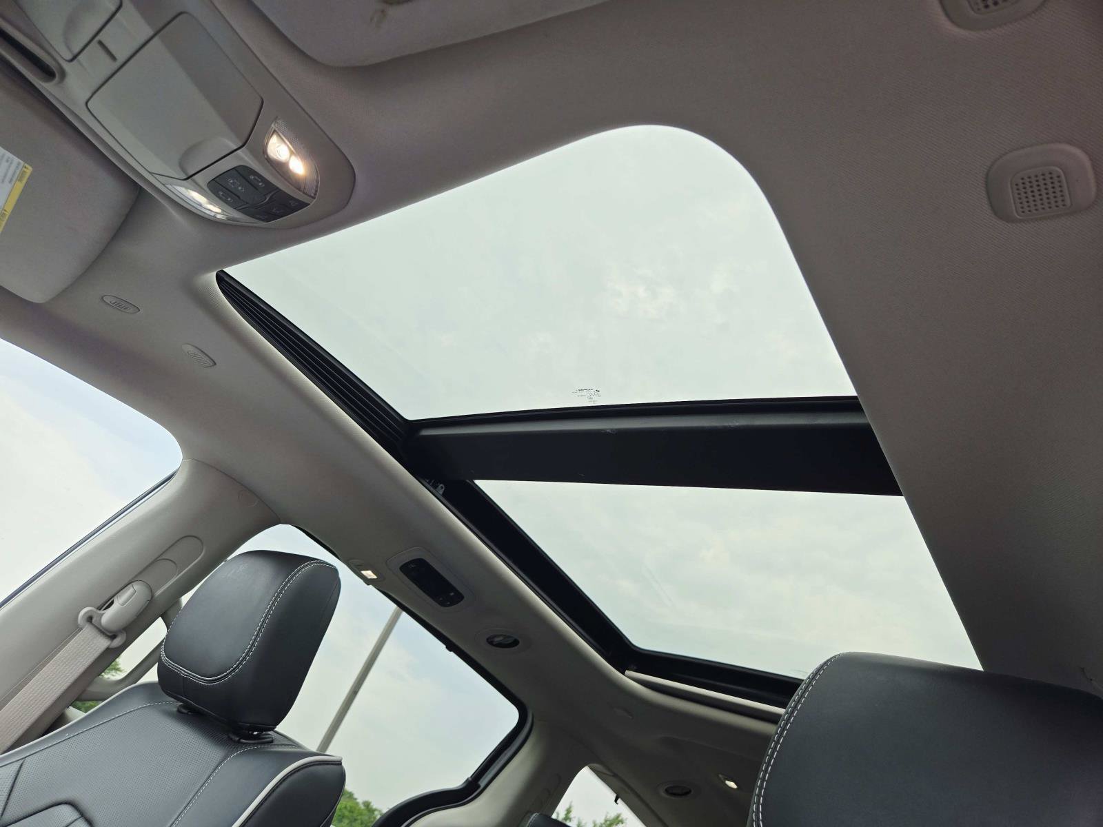 Used 2024 Chrysler Pacifica Limited FWD image 10