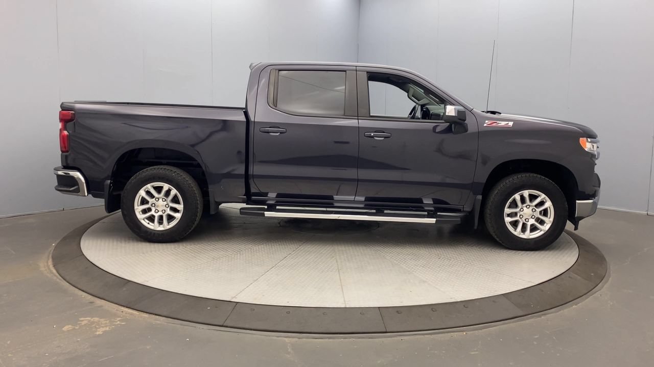 Used 2022 Chevrolet Silverado 1500 LT w/ Z71 Off-Road Package AWD/4WD image 6