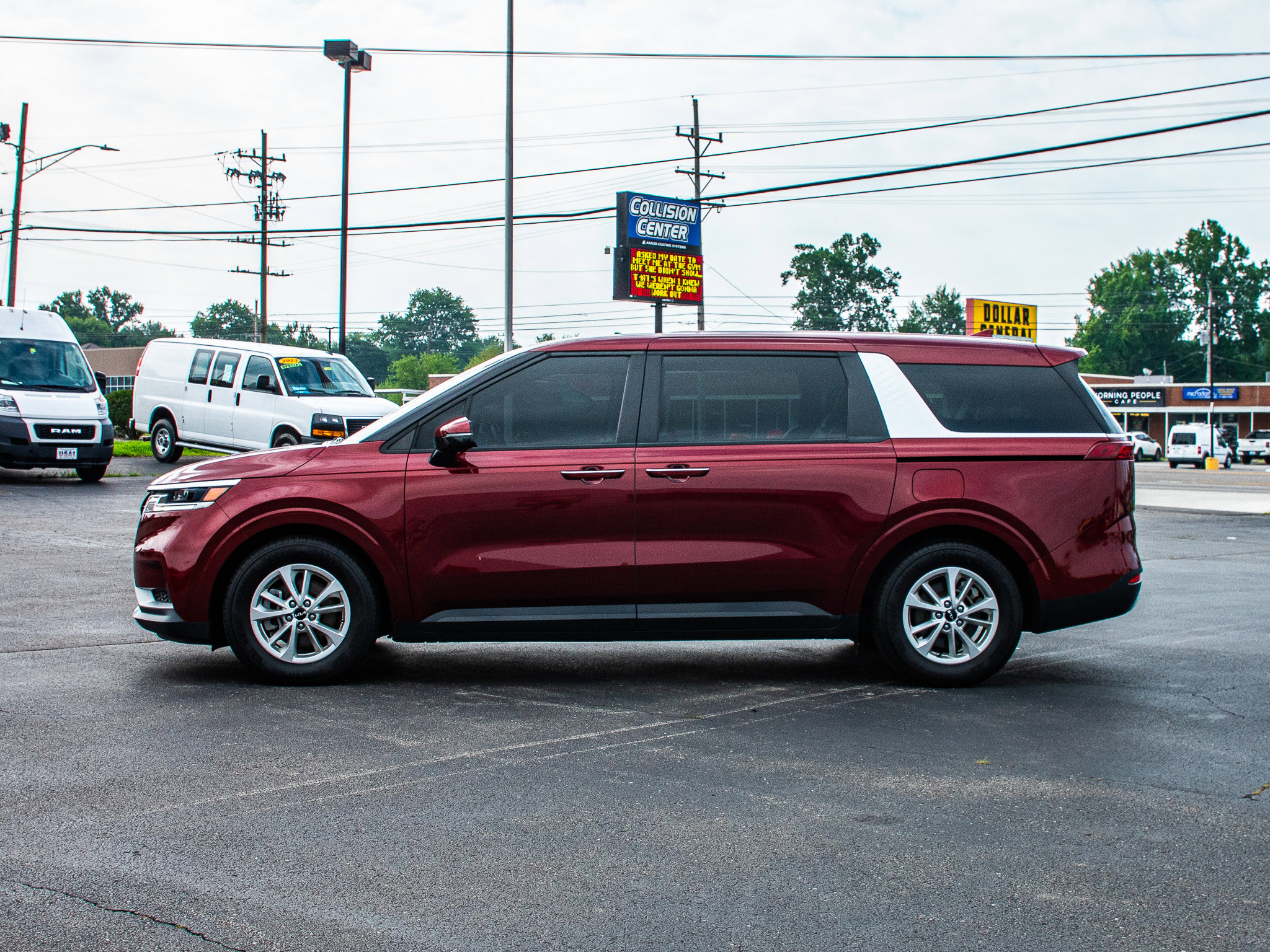 Used 2023 Kia Carnival LX FWD image 6