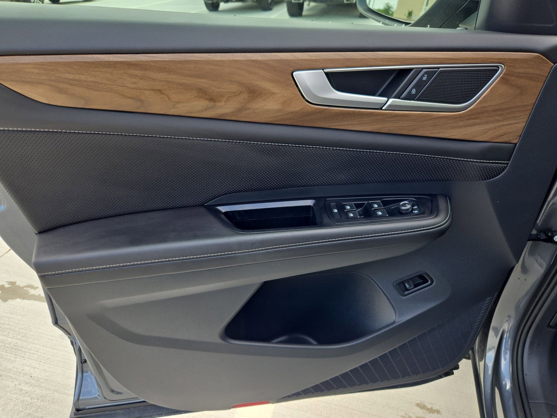 Used 2025 Volkswagen Atlas SE FWD image 14