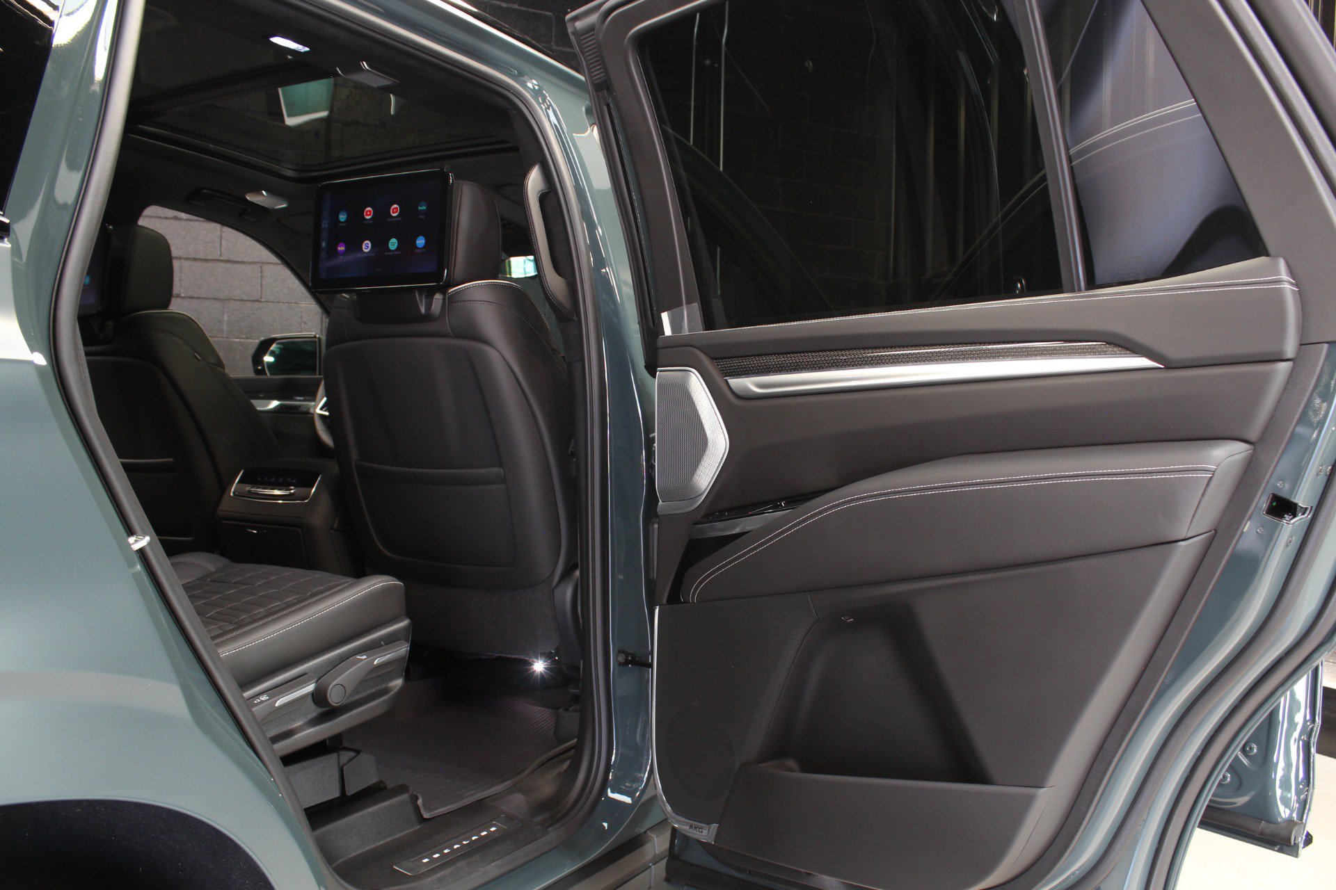 Used 2026 Cadillac Escalade V w/ LPO, ONYX Package AWD/4WD image 58