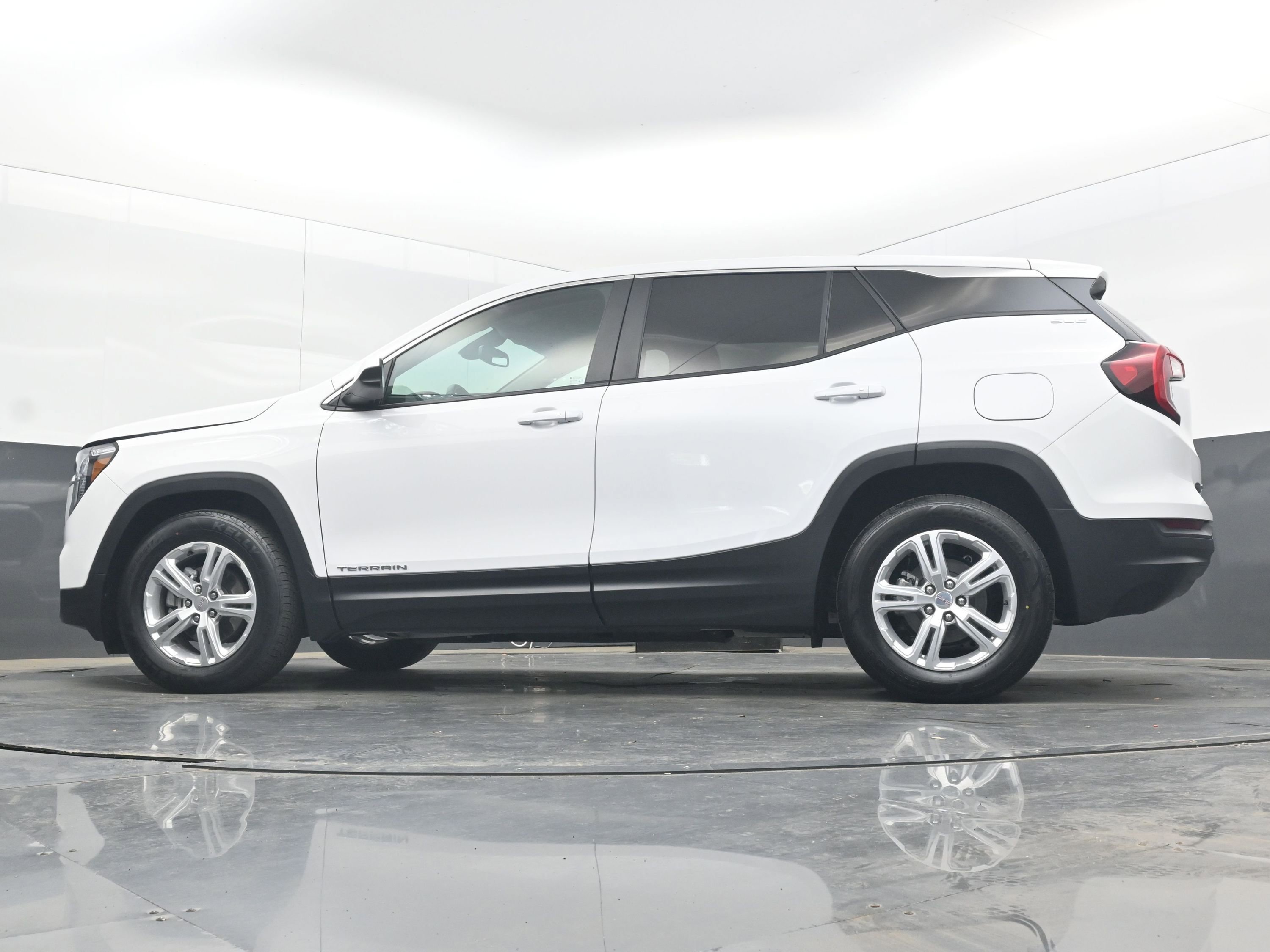 Used 2024 GMC Terrain SLE FWD image 27