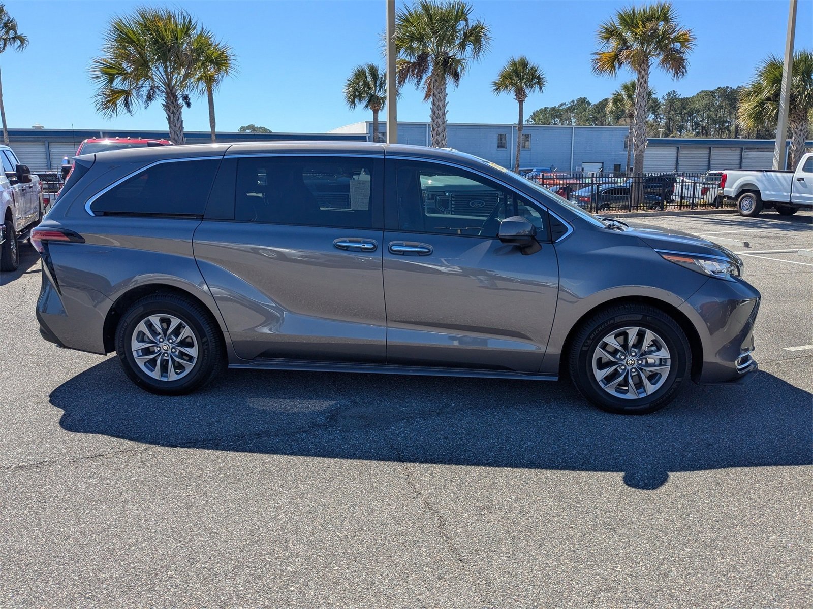 Used 2022 Toyota Sienna XLE image 3