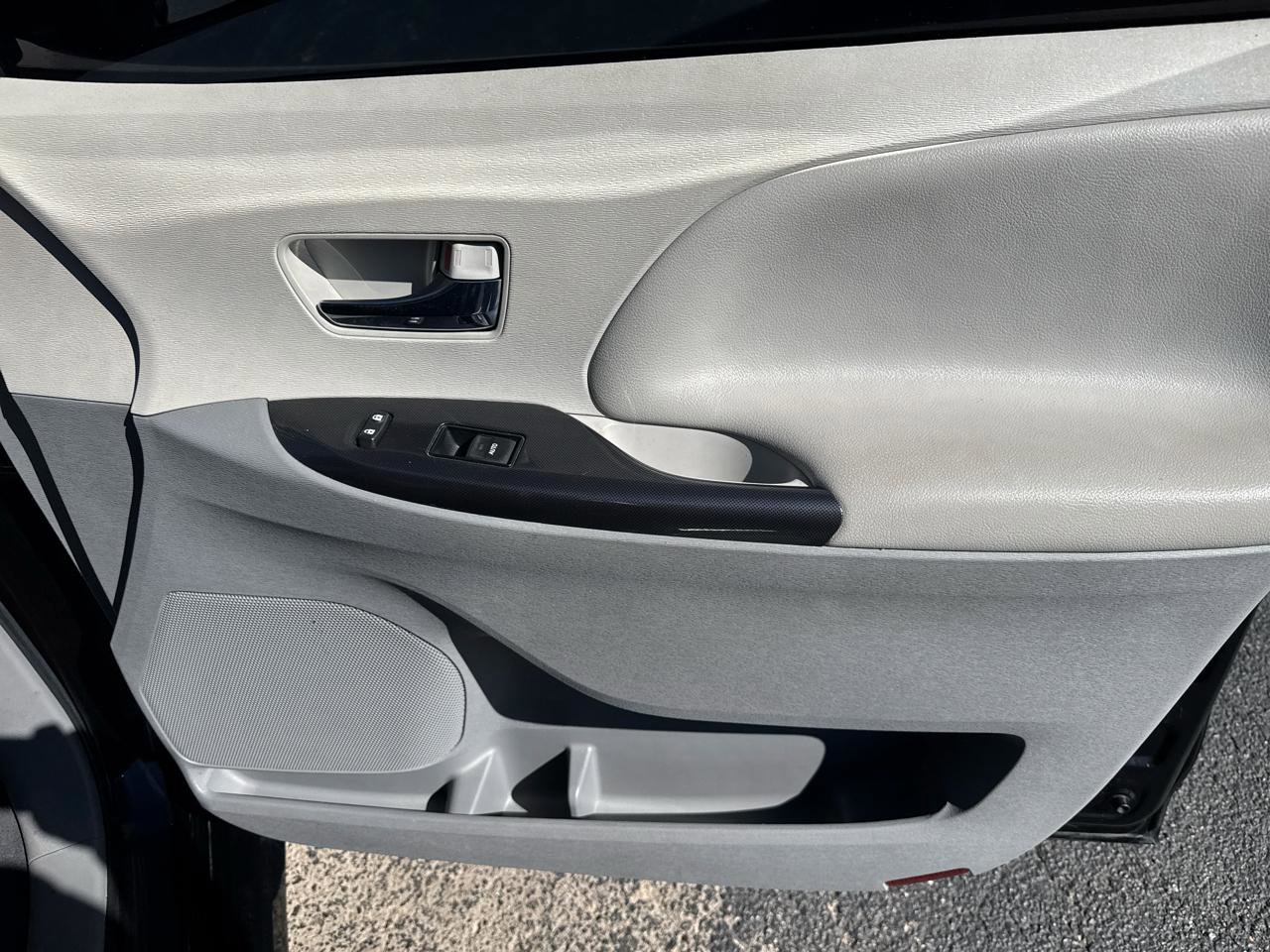 Used 2012 Toyota Sienna SE image 8