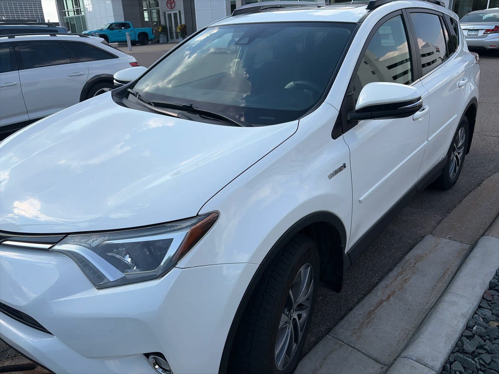 Used 2018 Toyota RAV4 XLE AWD/4WD image 3
