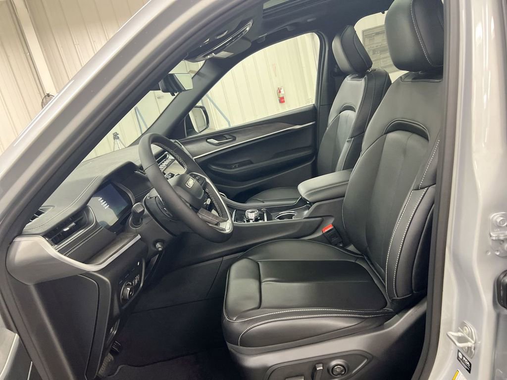 New 2025 Jeep Grand Cherokee Limited 4xe w/ Luxury Tech Group II image 17
