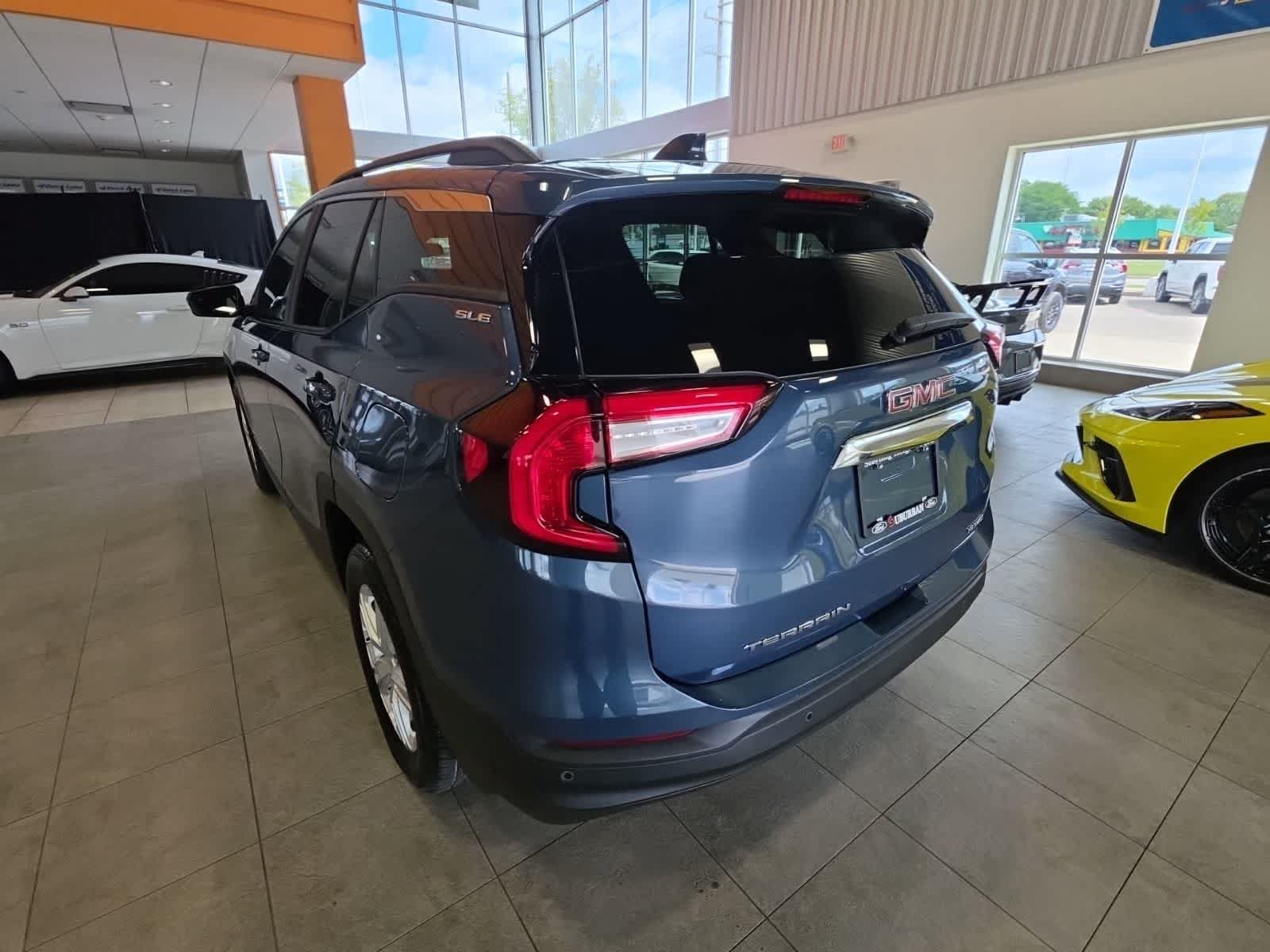 Used 2024 GMC Terrain SLE w/ Driver Convenience Package AWD/4WD image 12