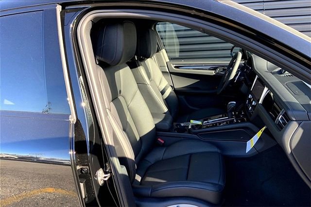Certified 2026 Porsche Macan AWD/4WD image 23