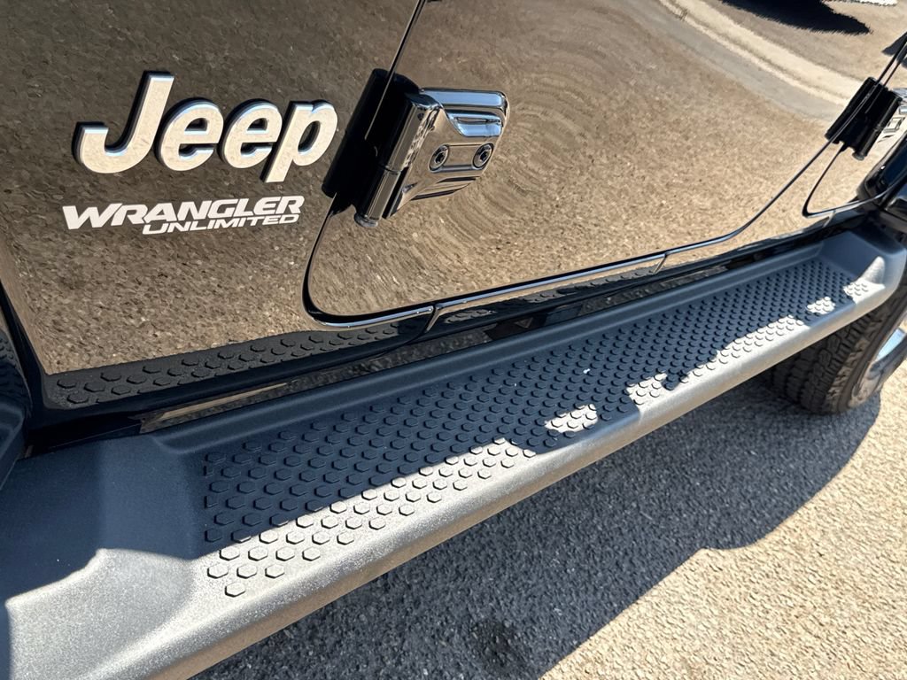 Used 2021 Jeep Wrangler Unlimited Sahara w/ Cold Weather Group AWD/4WD image 7