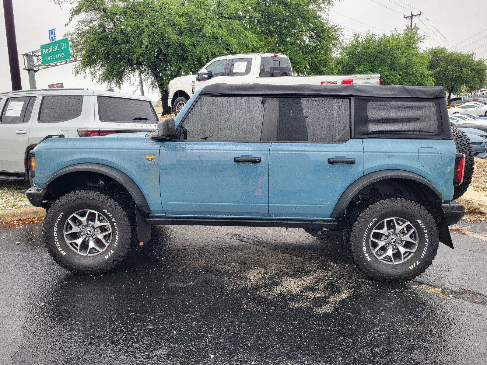 Used 2022 Ford Bronco Badlands image 2