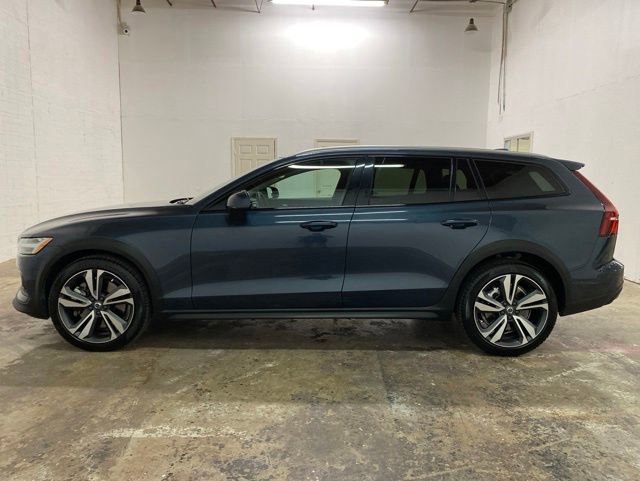 Used 2025 Volvo V60 B5 Cross Country Plus AWD/4WD image 2