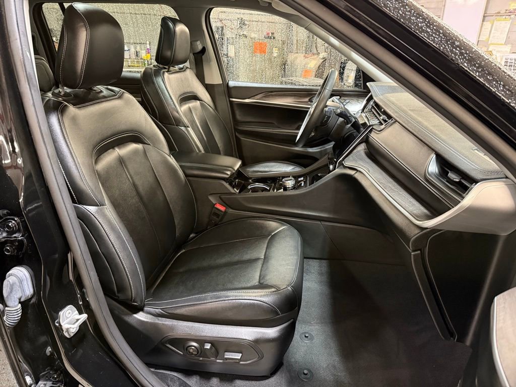 Used 2023 Jeep Grand Cherokee L Limited w/ Black Appearance Package image 10